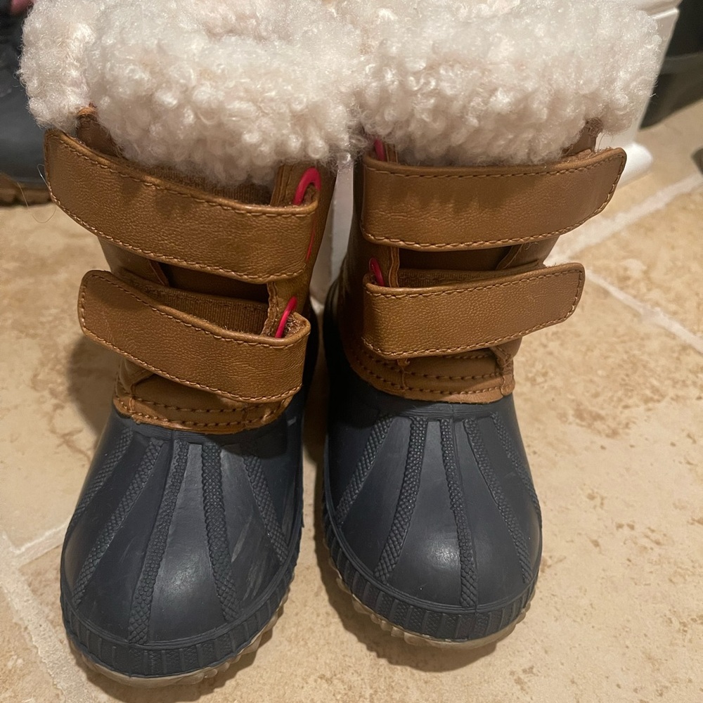 Gap girls size 7T/8T boots 3M Thinsulate Duck boot